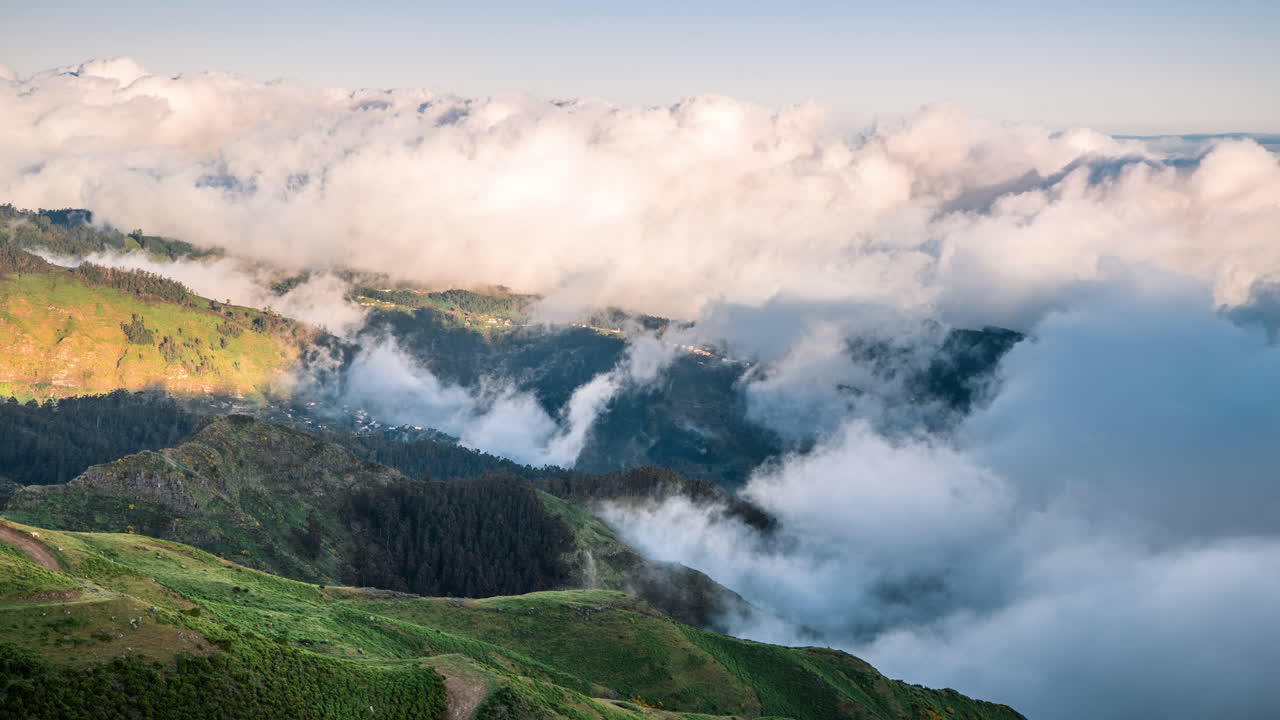 포르투갈 마데이라 섬의 산허리 위로 움직이는 구름의 4k 시간 경과