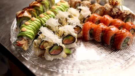plato de sushi con varios rollos