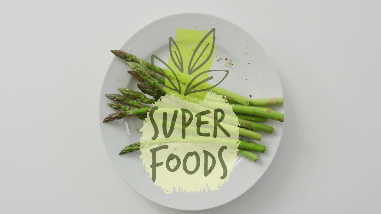 신선한 아스파라거스의 접시 위에 슈퍼 푸드 텍스트 애니메이션