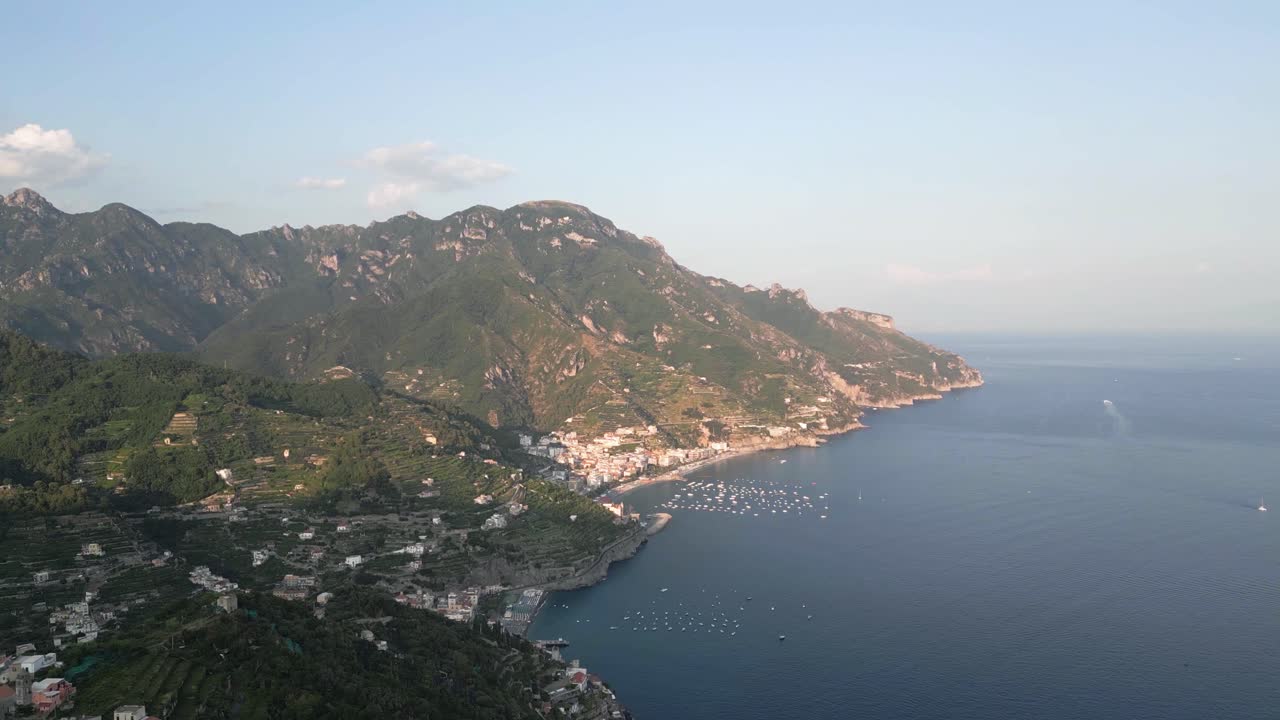 아말피 해안의 해변 마을인 마요리 (maiori) 의 드론 뷰