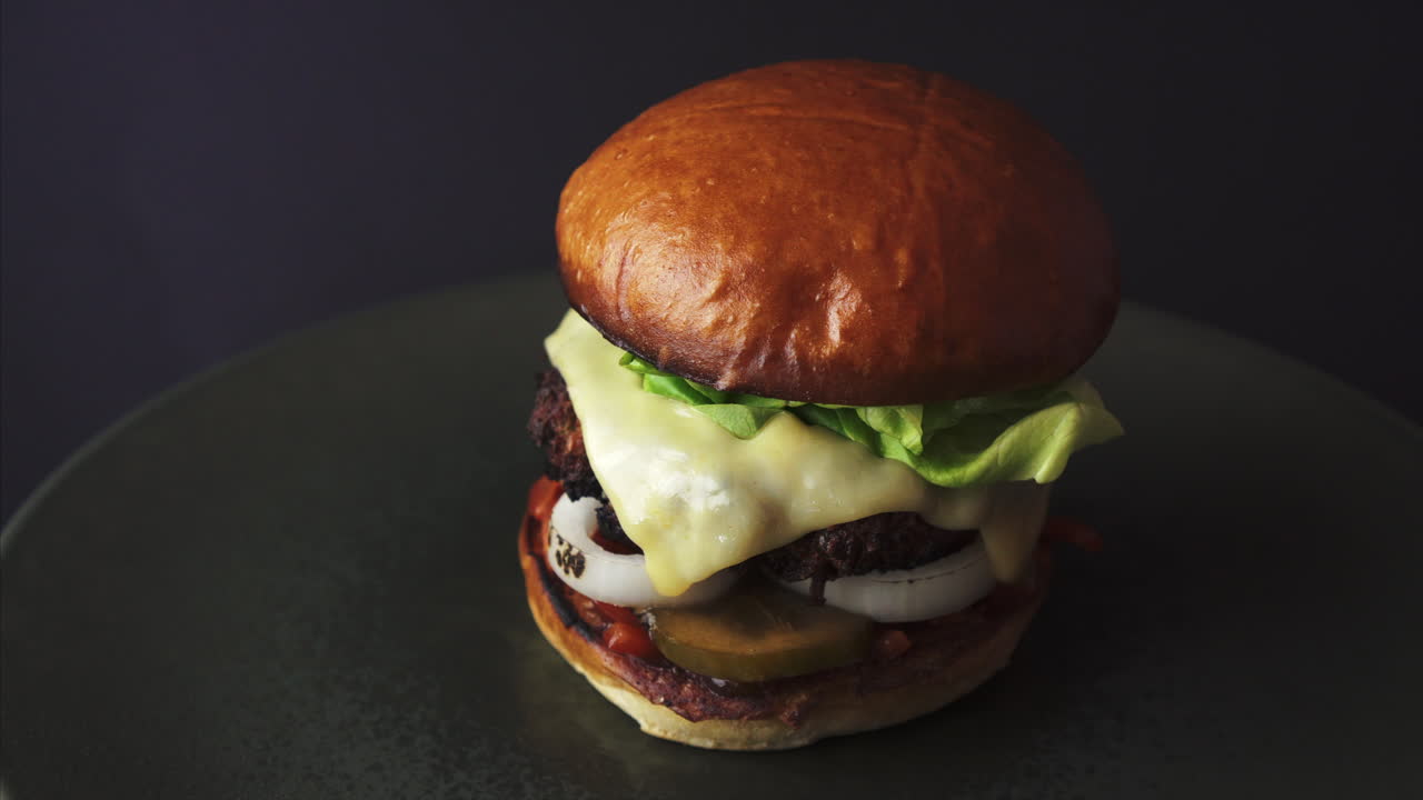 hamburguesa con queso apetitosa ahumada fresca girando en 4k