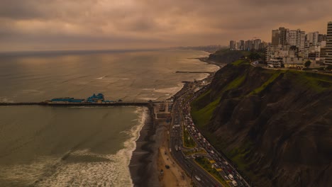 Timelapse-Del-Tráfico-De-La-Carretera,-Circuito-De-Playas,-Costa-De-Lima,-Perú