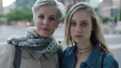 retrato de madre e hija posando mirando seriamente a la cámara mujeres independientes con estilo en el fondo de la ciudad urbana