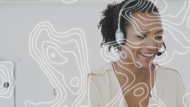 Topografia su operatrice del servizio clienti afroamericana che parla al telefono con auricolare in ufficio.