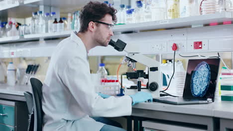 hombre, científico y microscopio en medicina forense