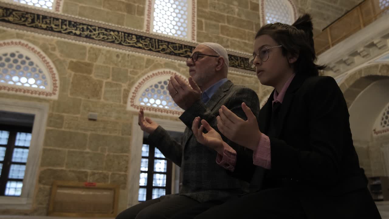 기도 하는  ⁇ 은이 와 소년