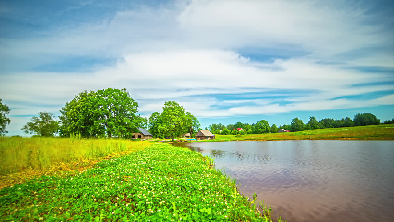 강의 시간 경과, 푸른 하늘에 움직이는 구름, 근처의 작은 유럽 마을