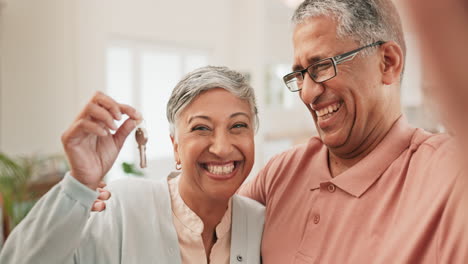 Selfie-De-Una-Pareja-De-Ancianos-En-La-Sala-De-Estar-Con-Las-Llaves-De