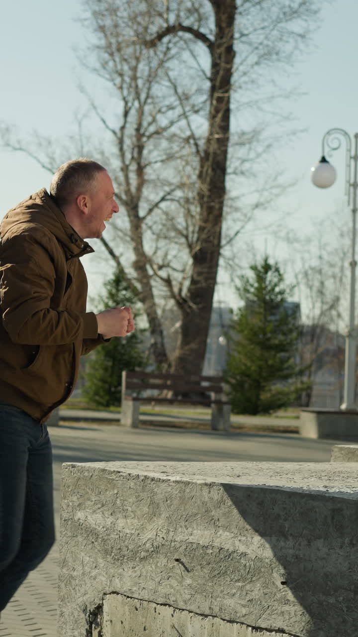 아들이 앞으로 나아가서 뒷면에 나무와 함께 놀고 있는 아버지와 아들이 함께 야외에서 놀고 있습니다.