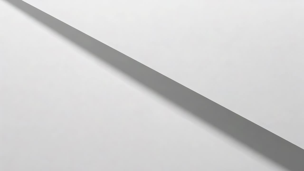 Ombra mutevole che si sposta su un pannello grigio, allargandosi e scurendosi con la luce in movimento