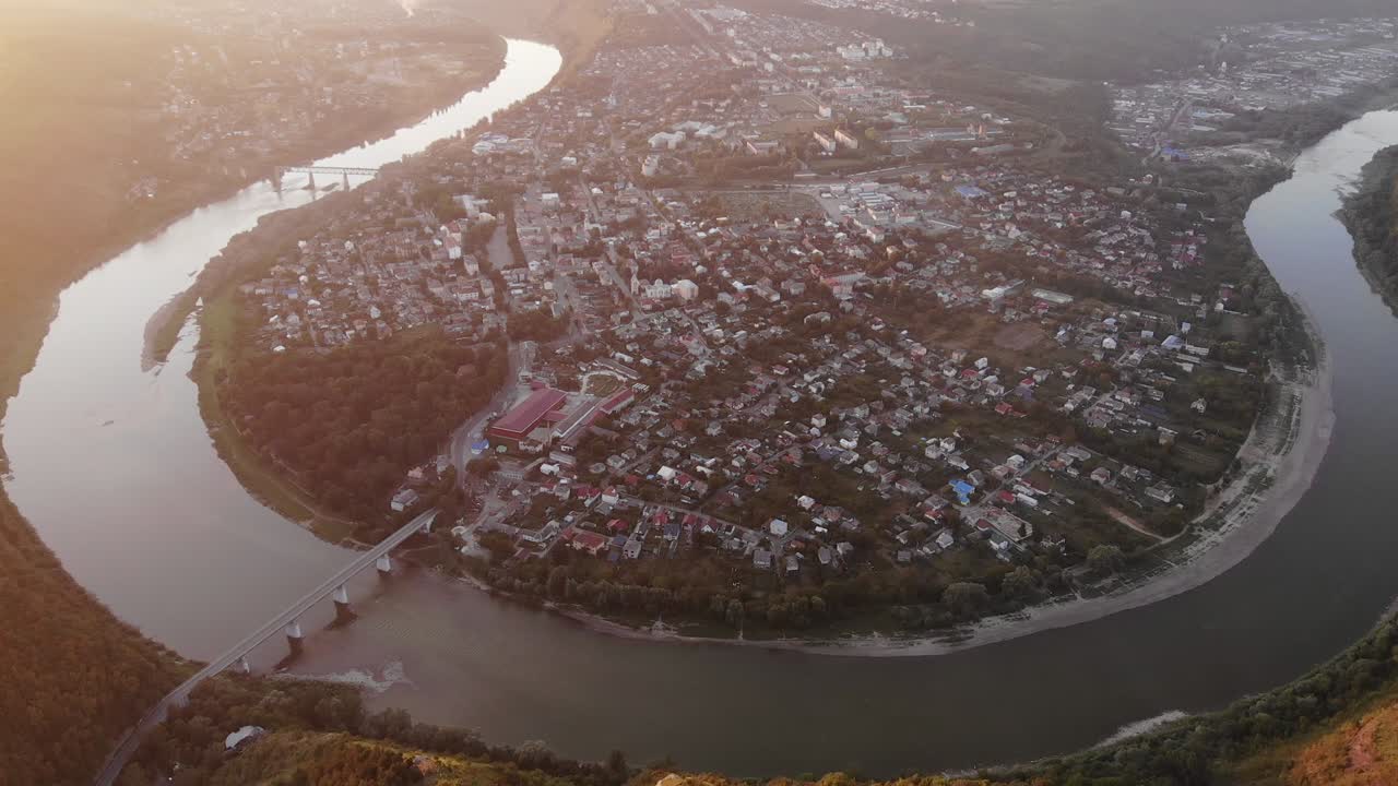 마을을 둘러싼 휘어지는 강의 매혹적인 풍경은 새의 눈으로 볼 수 있습니다.