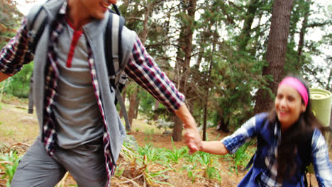 una pareja de excursionistas disfrutando y corriendo