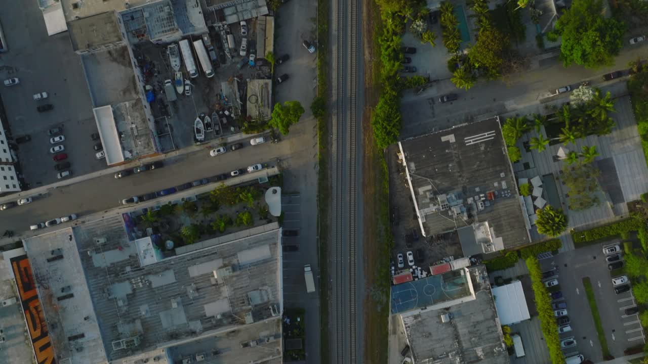 vista de ángulo alto de la línea de ferrocarril de doble vía que atraviesa la ciudad. varios edificios a lo largo de las vías. miami, ee.