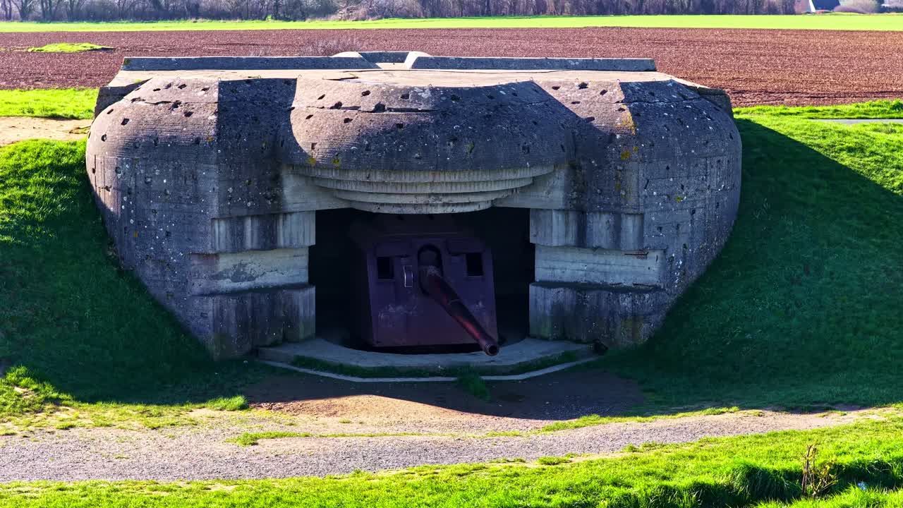 Historisk betongbunker og kanoner fra Longues-sur-Mer-batteriet