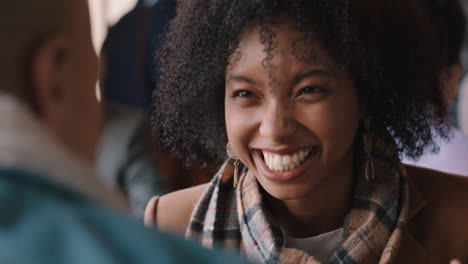 Feliz-Mujer-Afroamericana-Charlando-Con-Un-Amigo-En-La-Cafetería-Tomando-Café-Compartiendo-Chismes-Disfrutando-De-Una-Conversación-Pasando-El-Rato-En-Un-Concurrido-Restaurante-Para-Almorzar