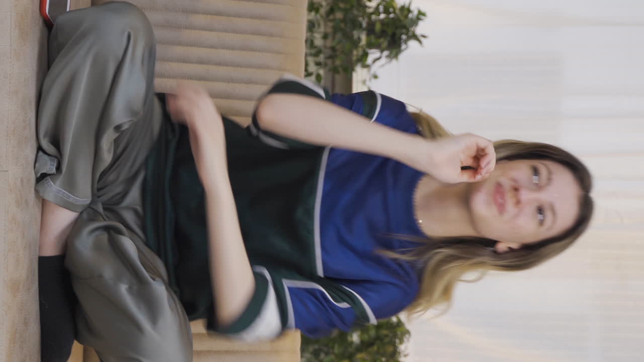 걱정하고 긴장한 젊은 여성의 수직 비디오.