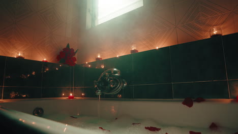 llenando una bañera romántica con agua