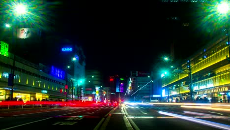 lapso nocturno cerca de la estación en shinjuku lado sur ángulo bajo a la izquierda panorámica