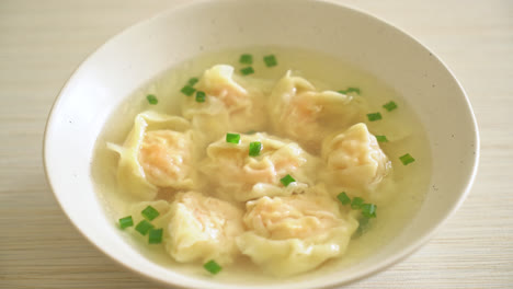 Sopa-De-Albóndigas-De-Camarones-En-Tazón-Blanco---Estilo-De-Comida-Asiática