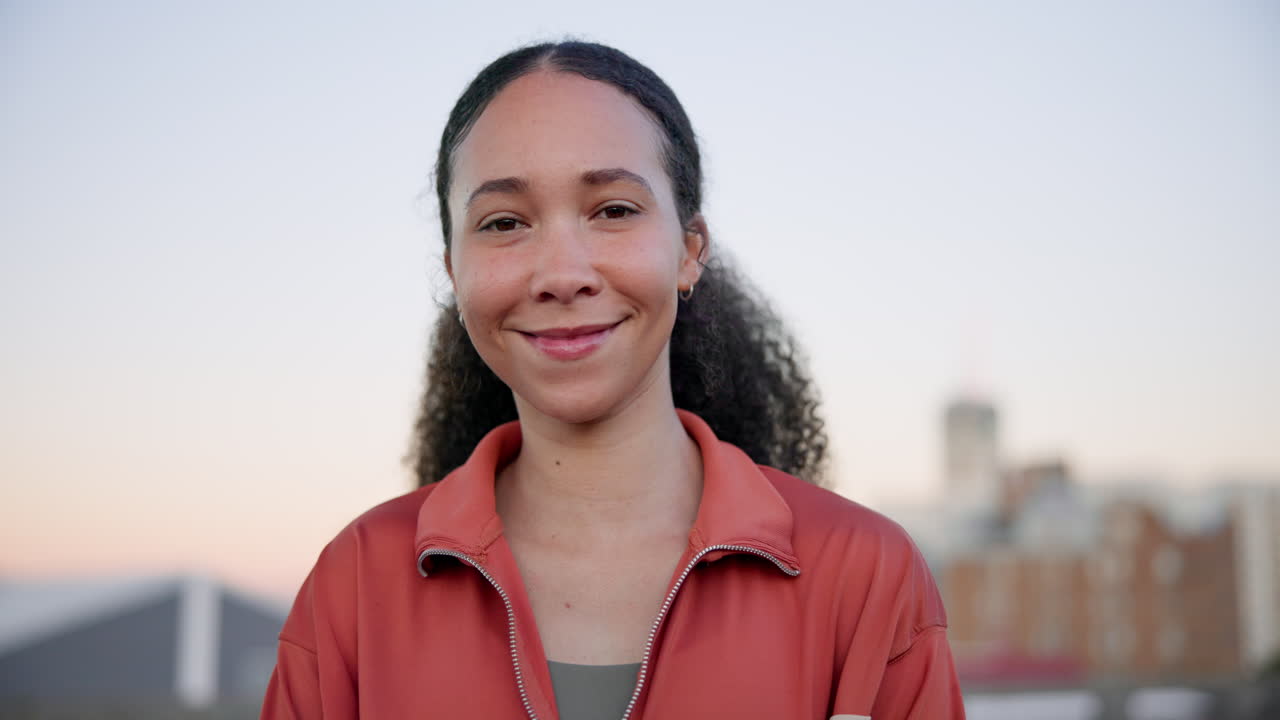 mujer, cara y feliz con la aptitud por la mañana