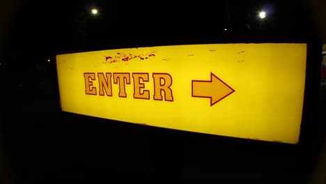vieja escuela retro iluminar el signo de entrada con una flecha noche