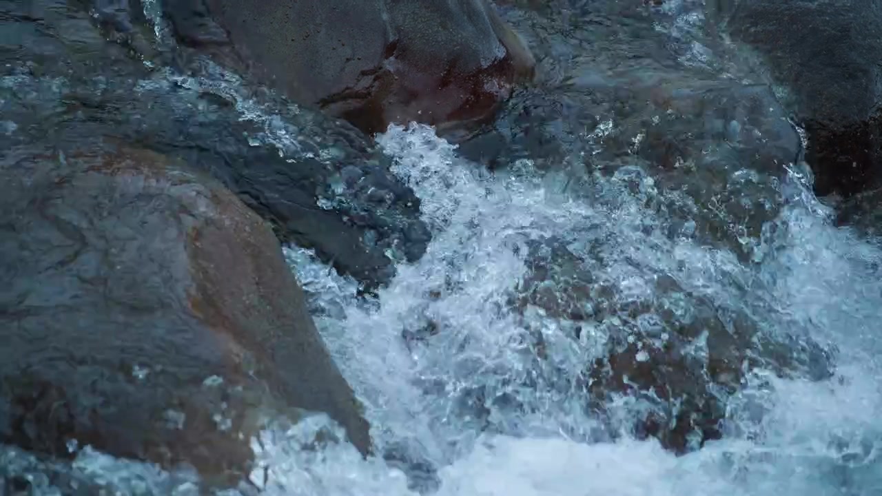 Fiume selvaggio che scorre tra le rocce