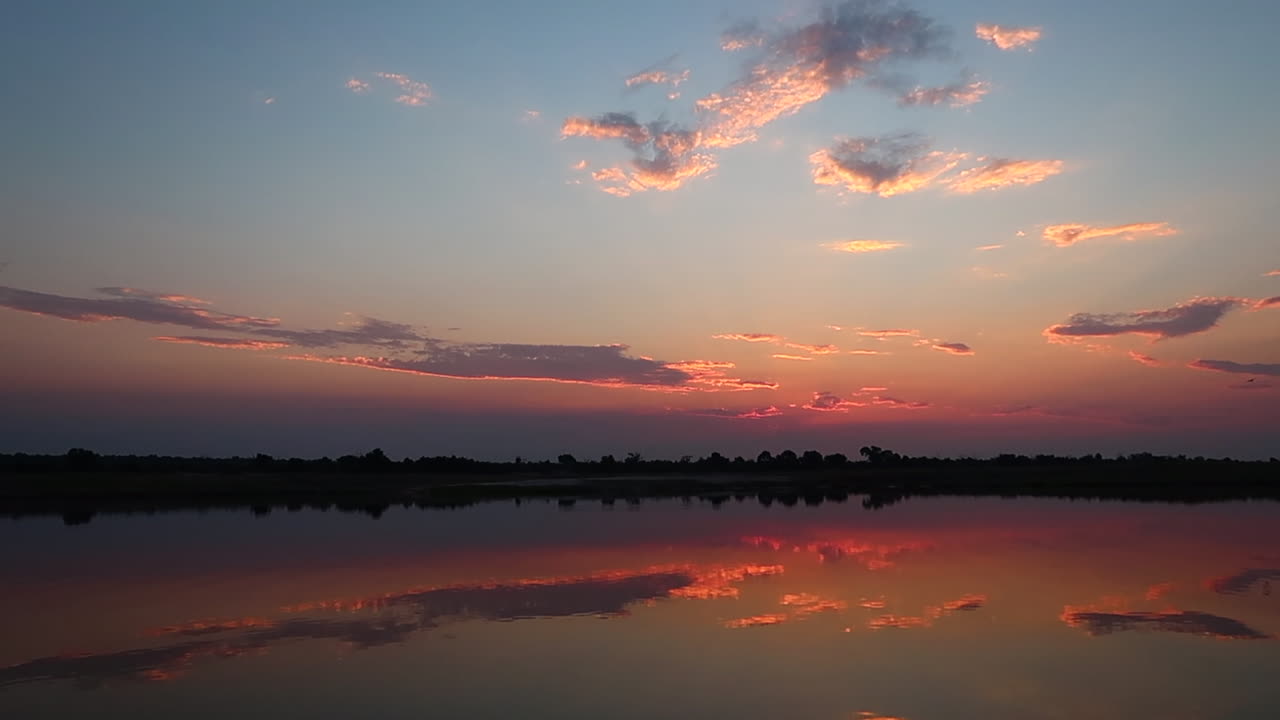 un crucero en barco por el lado namibio del río zambezi en verano en la región de caprivi strip-zambezi al atardecer
