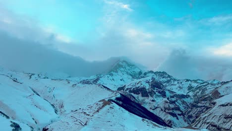 vista del pico nublado del monte kazbegi