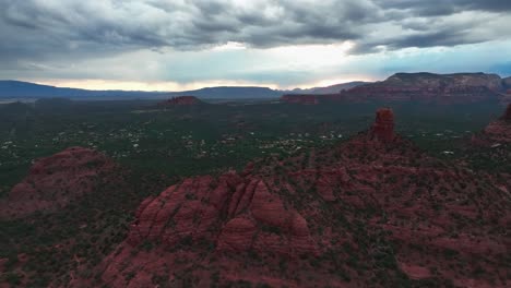 Crestas-Rojas-De-Arenisca-Sobre-Sedona-Cerca-De-La-Ciudad-Rural-En-Arizona,-Ee.uu.