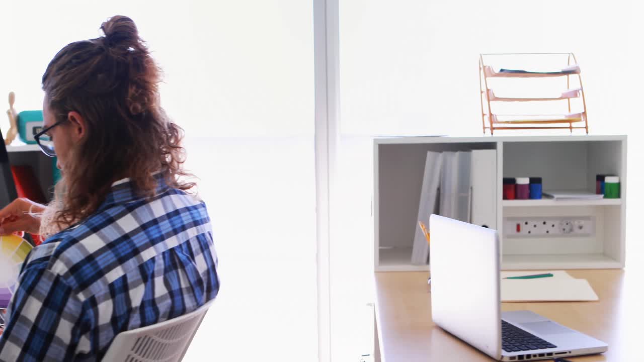 ejecutivo masculino trabajando en su escritorio 4k