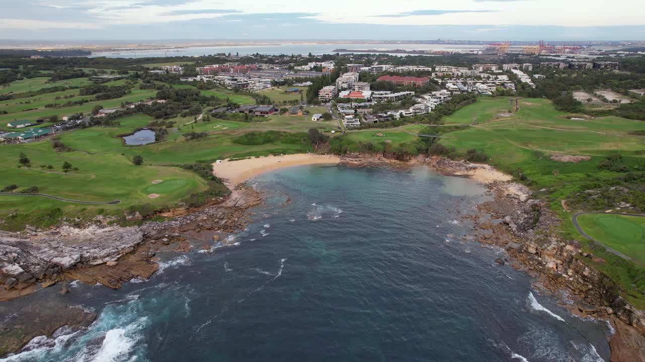 오스트레일리아 뉴 사우스 웨일즈 주 시드니의 리틀 베이 비치 (little bay beach) 와 동부 교외의 공중 사진 - 드론 촬영