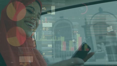 animación de estadísticas y procesamiento de datos sobre una mujer sonriente con hijab usando un teléfono inteligente
