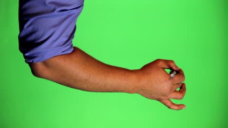 un brazo frente a una pantalla verde para ser tecleado y usado a voluntad