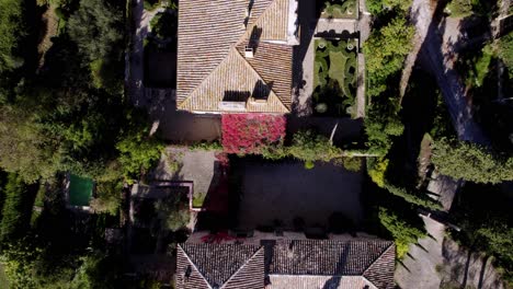 Topshot-Itinerante-De-Un-Castillo-Y-Su-Jardín-Francés-Otoñal