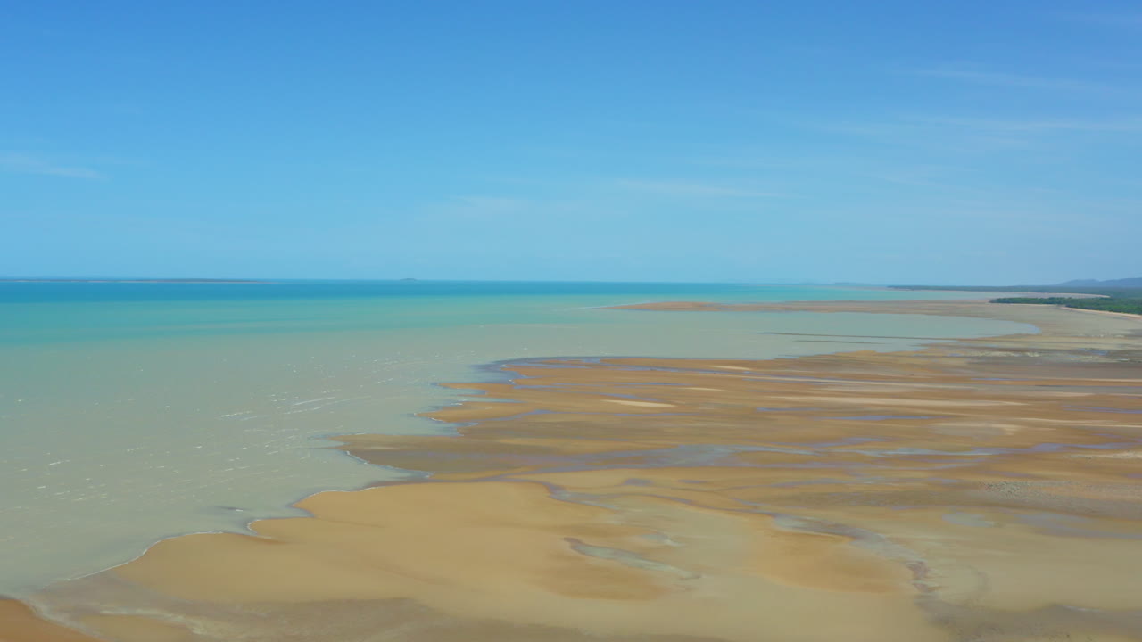 썰물 모래 은행은 호주 북부 퀸즐랜드 해변 해안, 공중 드론 4k에서 푸른 바다를 만납니다.