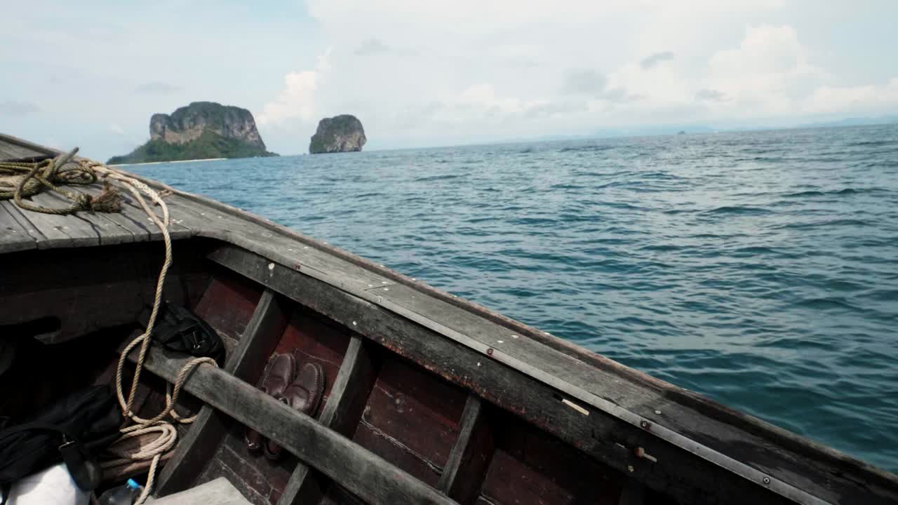 punto de vista del barco en movimiento y el fondo marino de aventura del viaje en barco turístico en krabi en tailandia