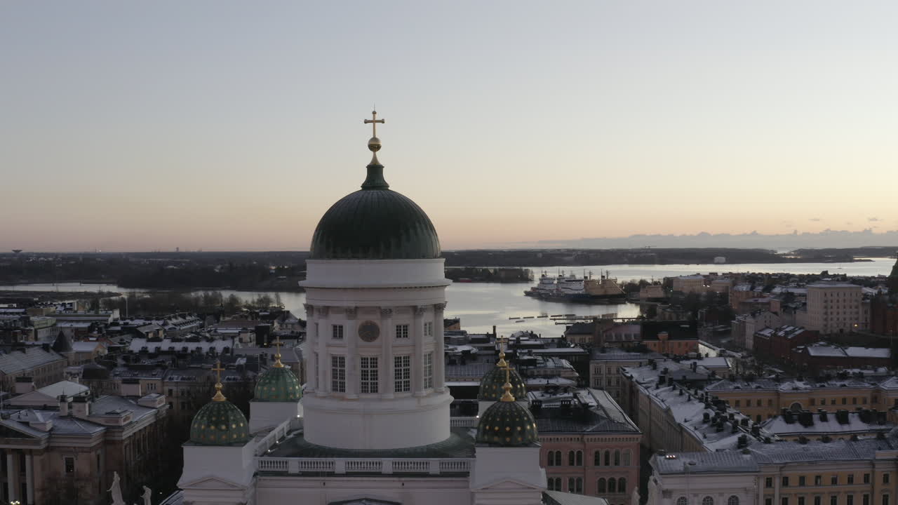 drone de vista aérea volando cerca de la cúpula de la catedral de helsinki con la ciudad y el mar en segundo plano