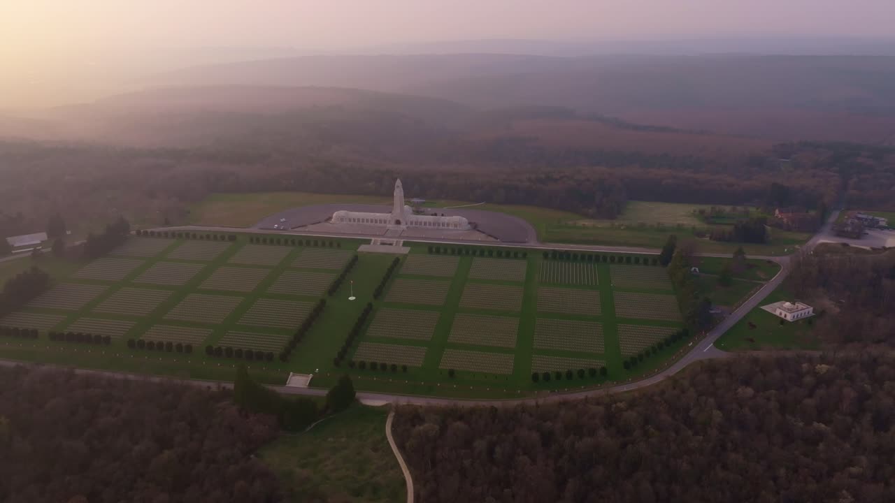 Veduta aerea delle croci che segnano i soldati caduti a Verdun, Francia