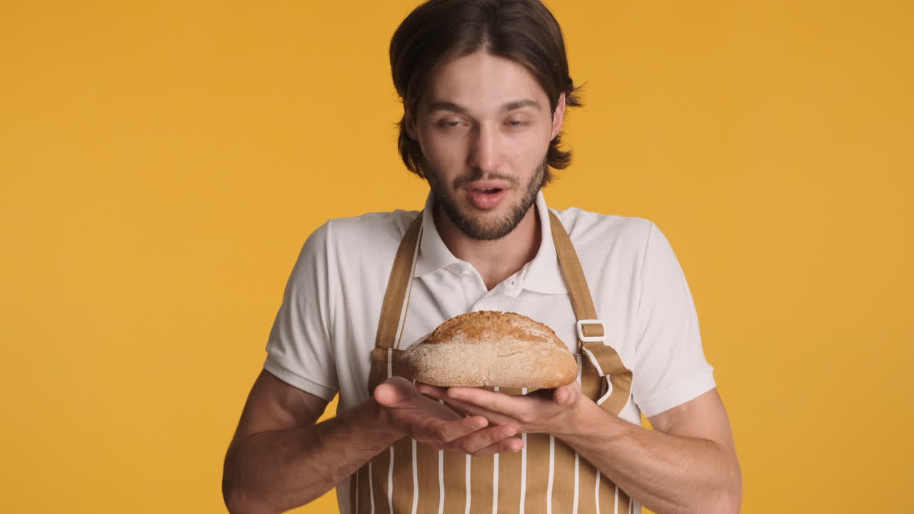 노란색 배경에 카메라 앞에 있는 백인 남자.