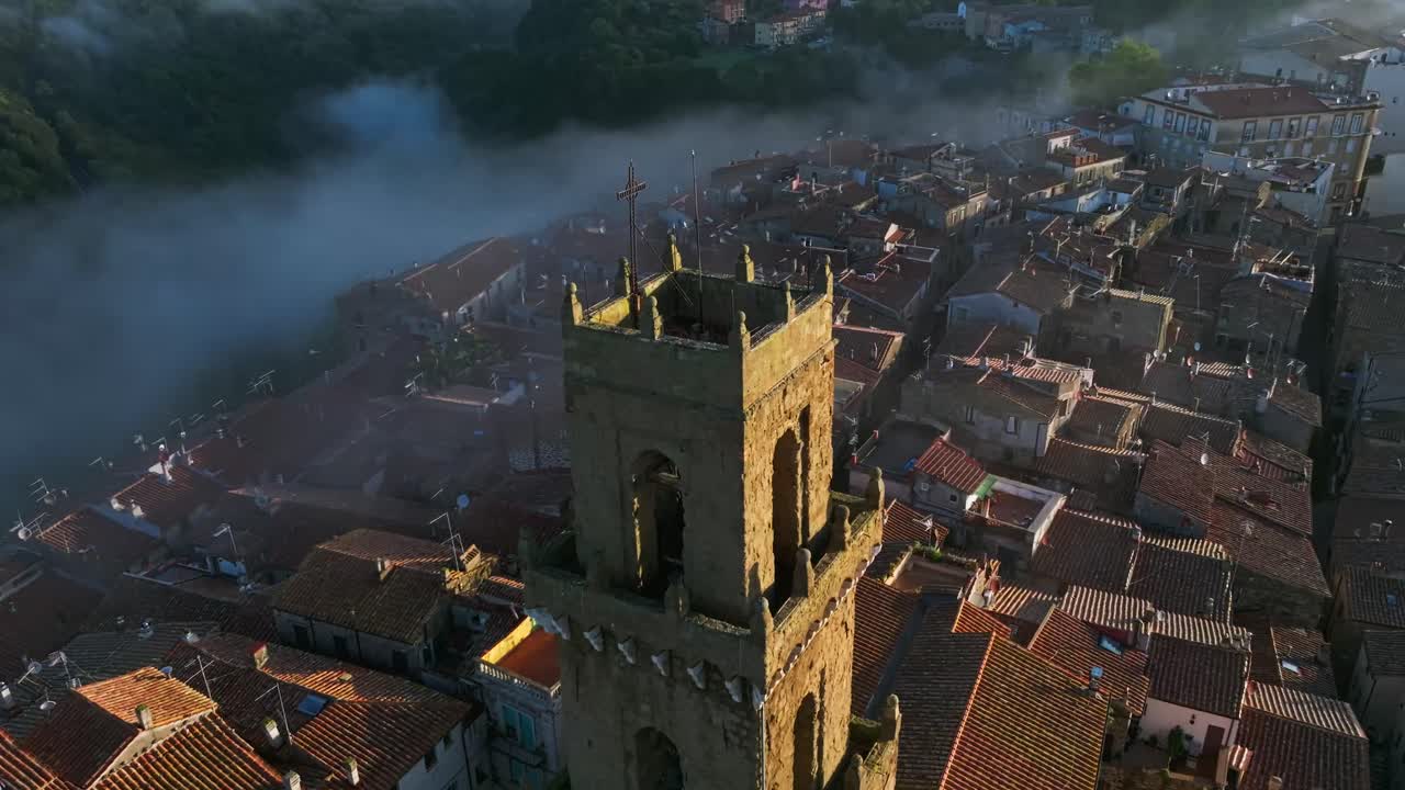 Middelalderligt klokketårn ved Katedralen Santi Pietro e Paolo i Pitigliano, Toscana-regionen, Italien
