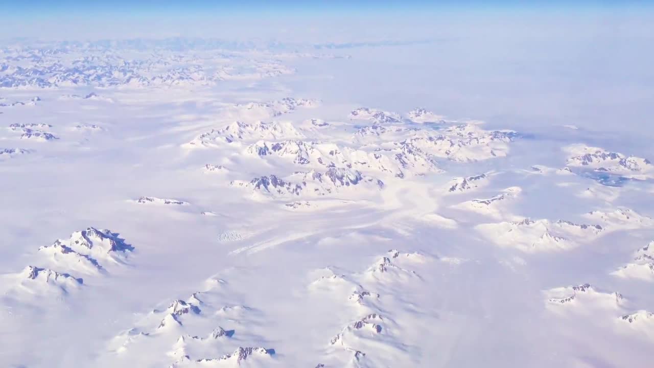 グリーンランド氷床と大量の積雪を捉えた素晴らしい空撮