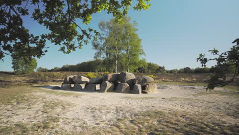 Prähistorische-Und-Antike-Dolmen-Oder-Portalgrabgräber,-Noch-Immer-Ohne-Menschen-Mit-Antiken-Zeremonien