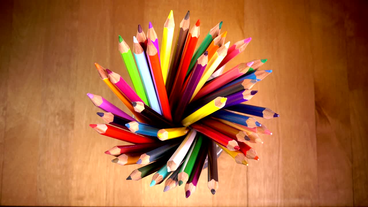 la vista superior en la taza giratoria con lápices de colores