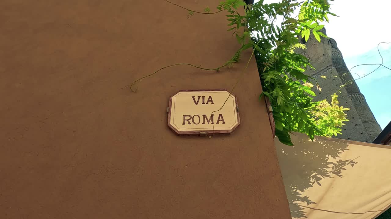 un callejón tranquilo en cuneo, italia