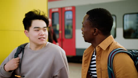 amigos hablando en la estación de tren