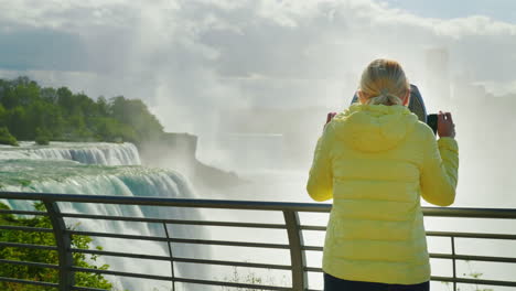 Frau-Schaut-Niagara-Fällt-Durch-Ein-Fernglas