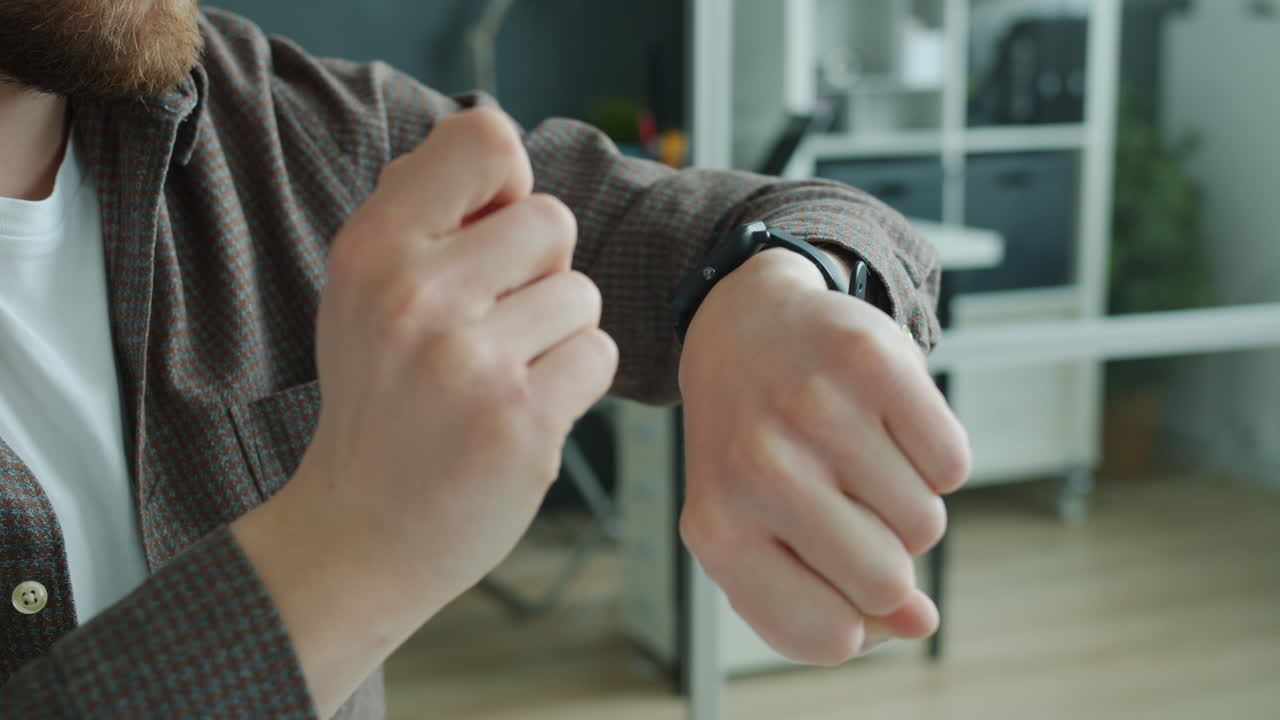 hombre ajustando reloj inteligente