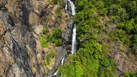 Traicioneras-Cascadas-Dudhsagar-En-El-Parque-Nacional-Mollem-En-El-Sur-De-Goa,-India