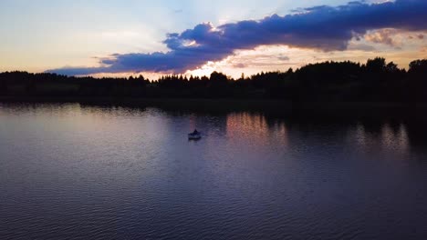 puesta de sol pacífica en un lago