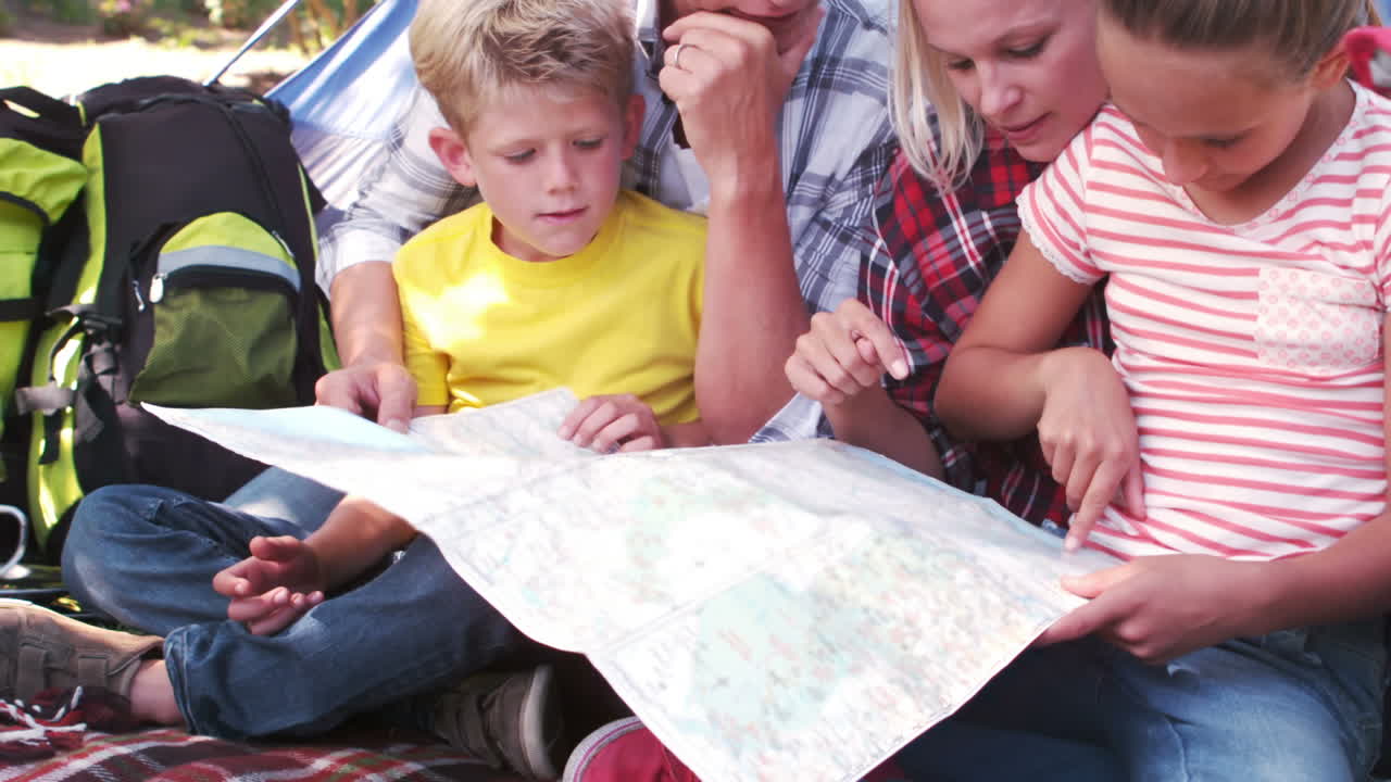 familia feliz en un viaje de campamento en su tienda